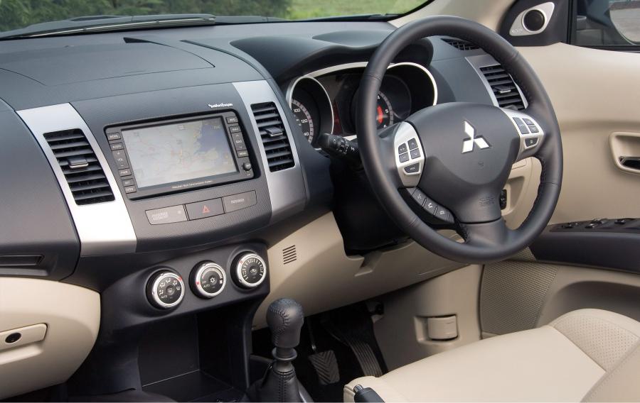  Mitsubishi Outlander 2005 года  (фото 18 из 77)